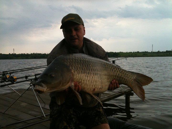 Partide de pescuit  - Pe ponton la Gorgan - inainate de furtuna - un romanesc de 16 kg 
